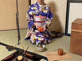 日本文化体験プログラム体験中の画像